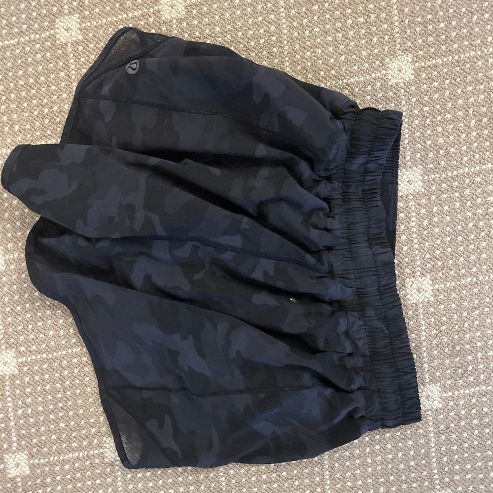 Lululemon size 4 hotty hots 4 inch black camo
